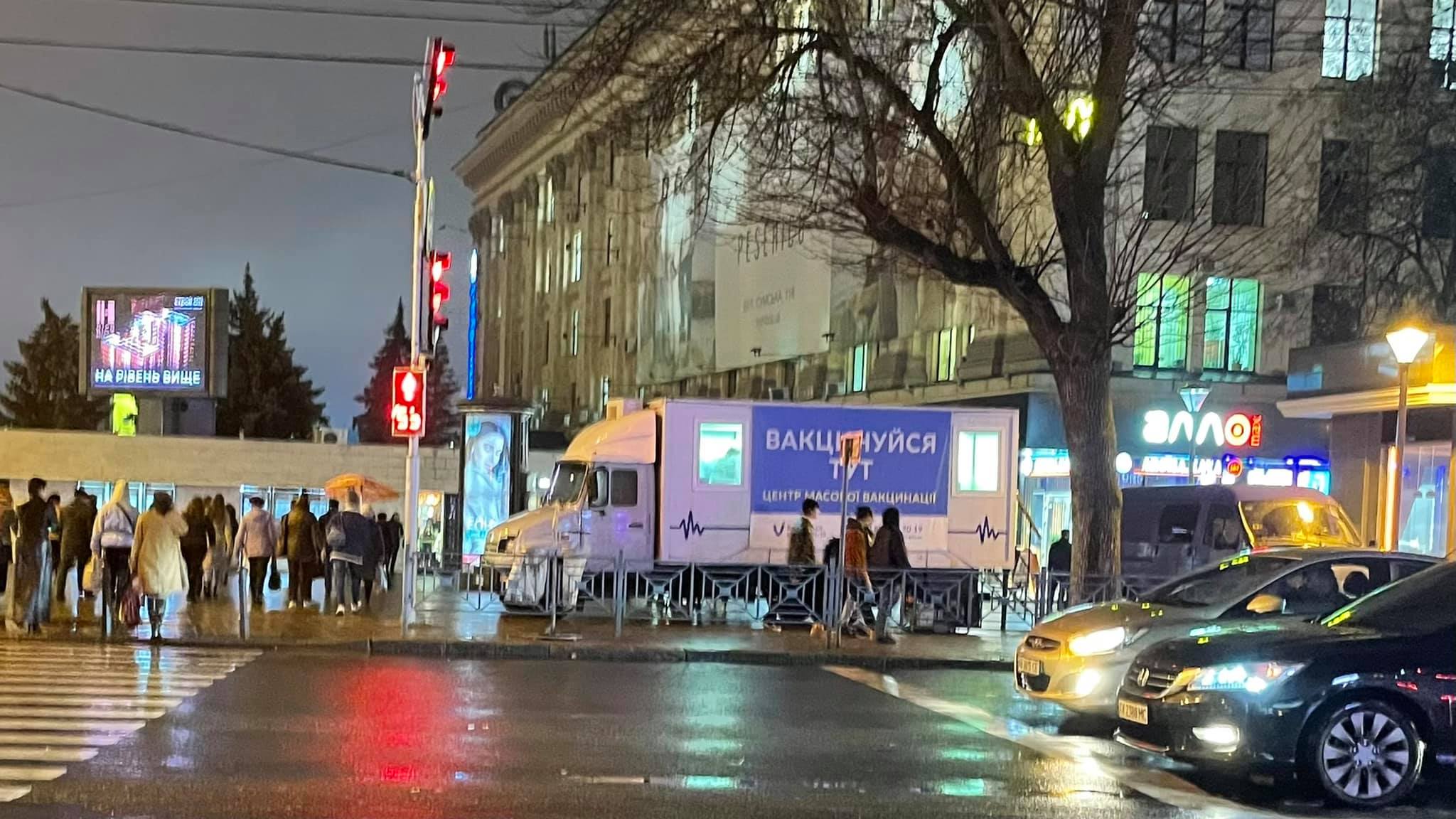 Pfizer, AstraZeneca, CoronaVac: на "Стекляшке" еще на неделю продлили работу мобильного пункта вакцинации фото 3 2