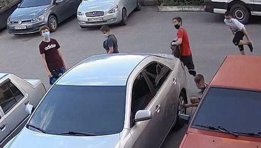 Убытки от Tik Tok челленджа: в Харькове подростки охотятся за автомобильными колпачками фото 2 1