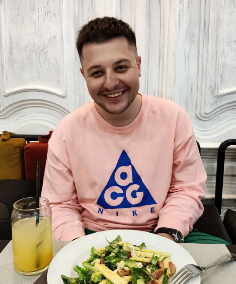 Богдан придирчиво пробует блюда.