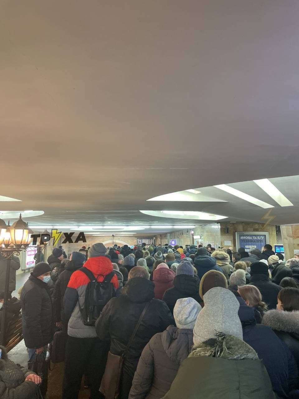 Такси по 500 гривен, застрявшие скорые и очереди в метро: как Харьков пережил сильный снегопад.