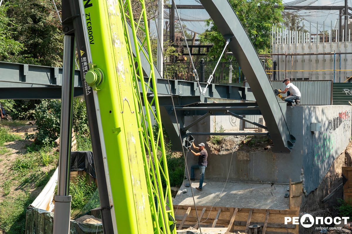 Когда откроют: в Харькове установили новую конструкцию Зоологического моста (фото) фото 10 9