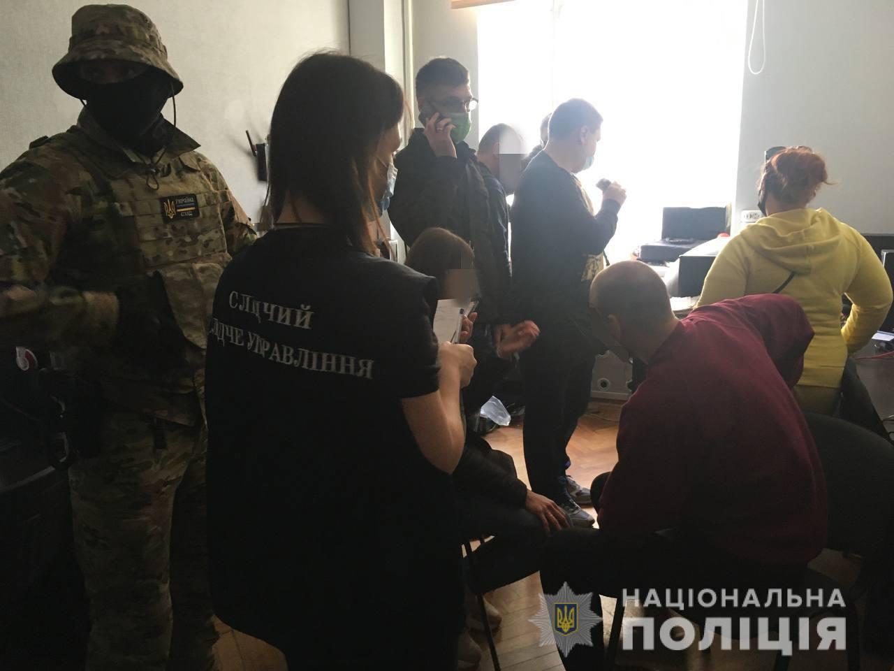 Выманивали деньги под видом сотрудников банка: в Харькове разоблачили группу мошенников фото 5 4