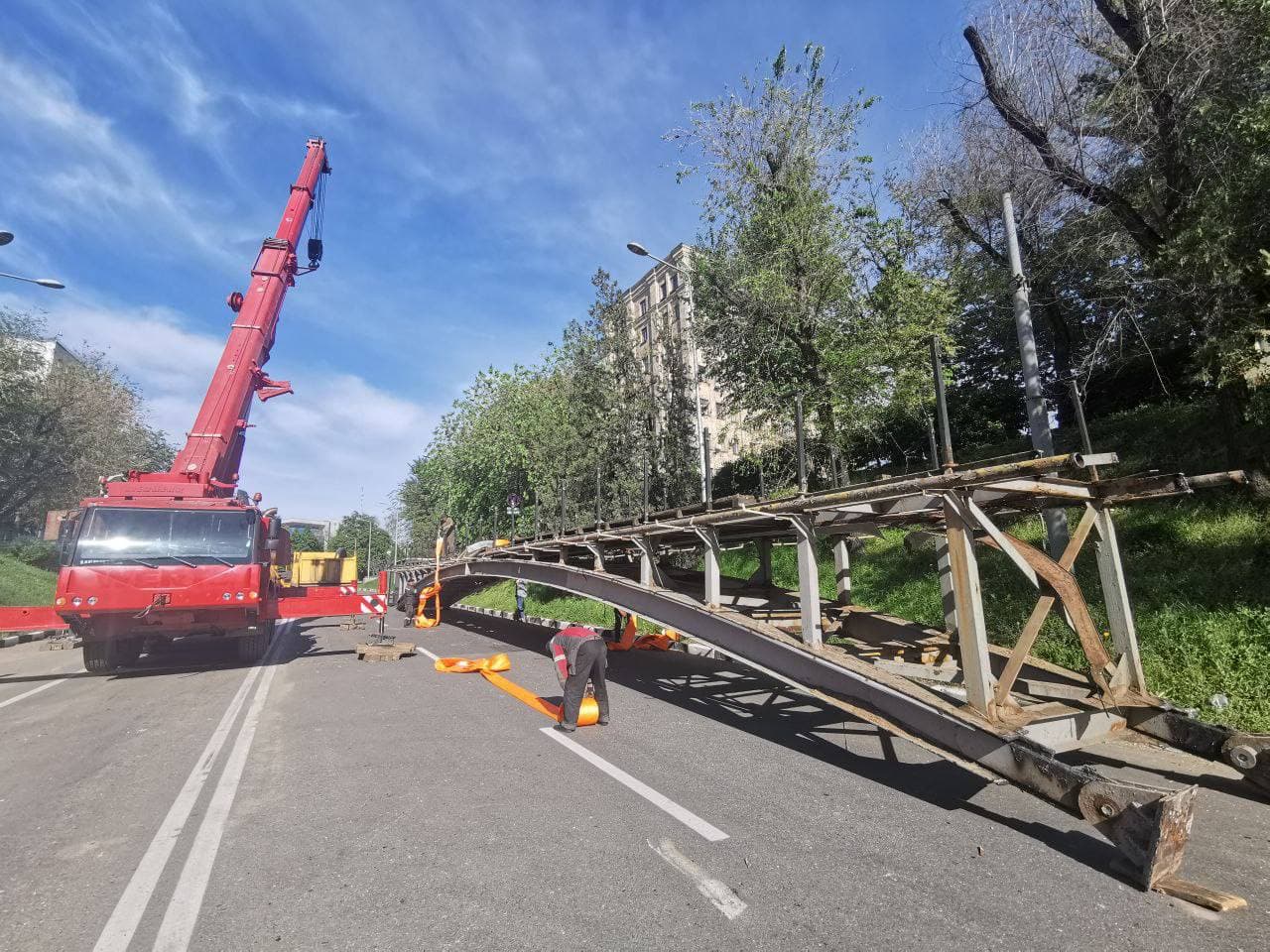 "Мост — все": в центре Харькове демонтировали пешеходный виадук фото 4 3