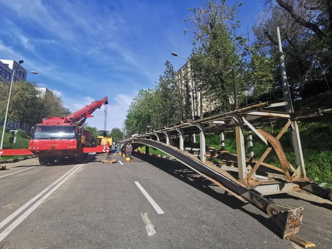 "Мост — все": в центре Харькове демонтировали пешеходный виадук фото 5 4