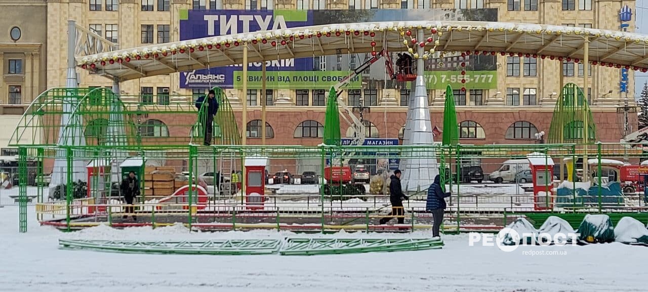 На площади Свободы убирают новогодний городок.