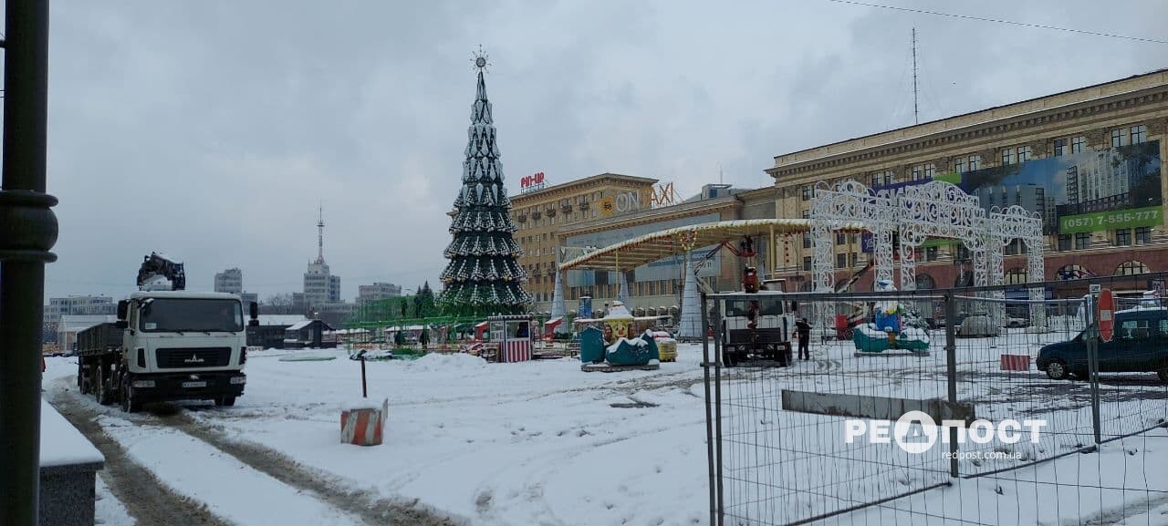 На площади Свободы убирают новогодний городок.