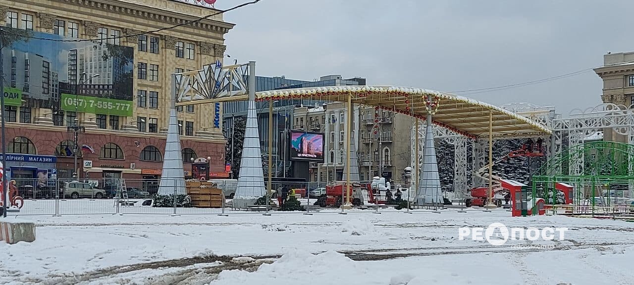 На площади Свободы убирают новогодний городок.
