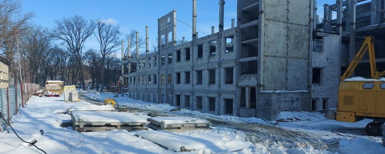 Будівництво онкоцентру: підряднику відмовили, але він не хоче йти і продовжує роботу.