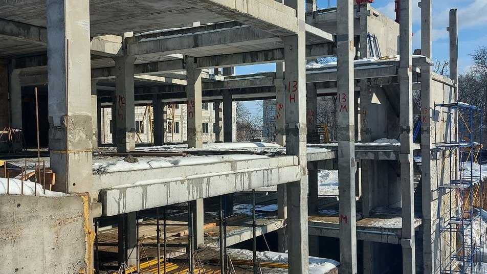 Будівництво онкоцентру: підряднику відмовили, але він не хоче йти і продовжує роботу.