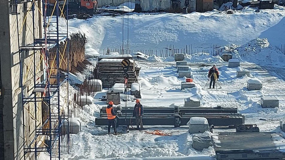 Будівництво онкоцентру: підряднику відмовили, але він не хоче йти і продовжує роботу.