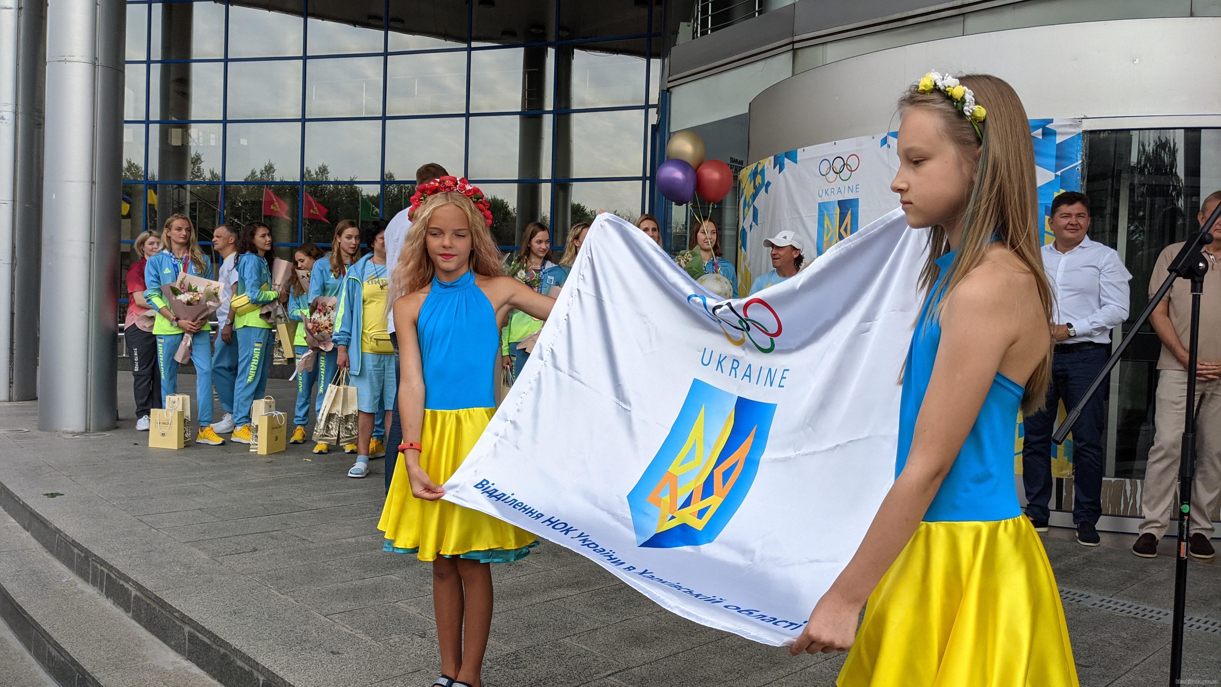 Видеофакт: в Харькове встретили олимпийскую сборную Украины по синхронному плаванию фото 4 3