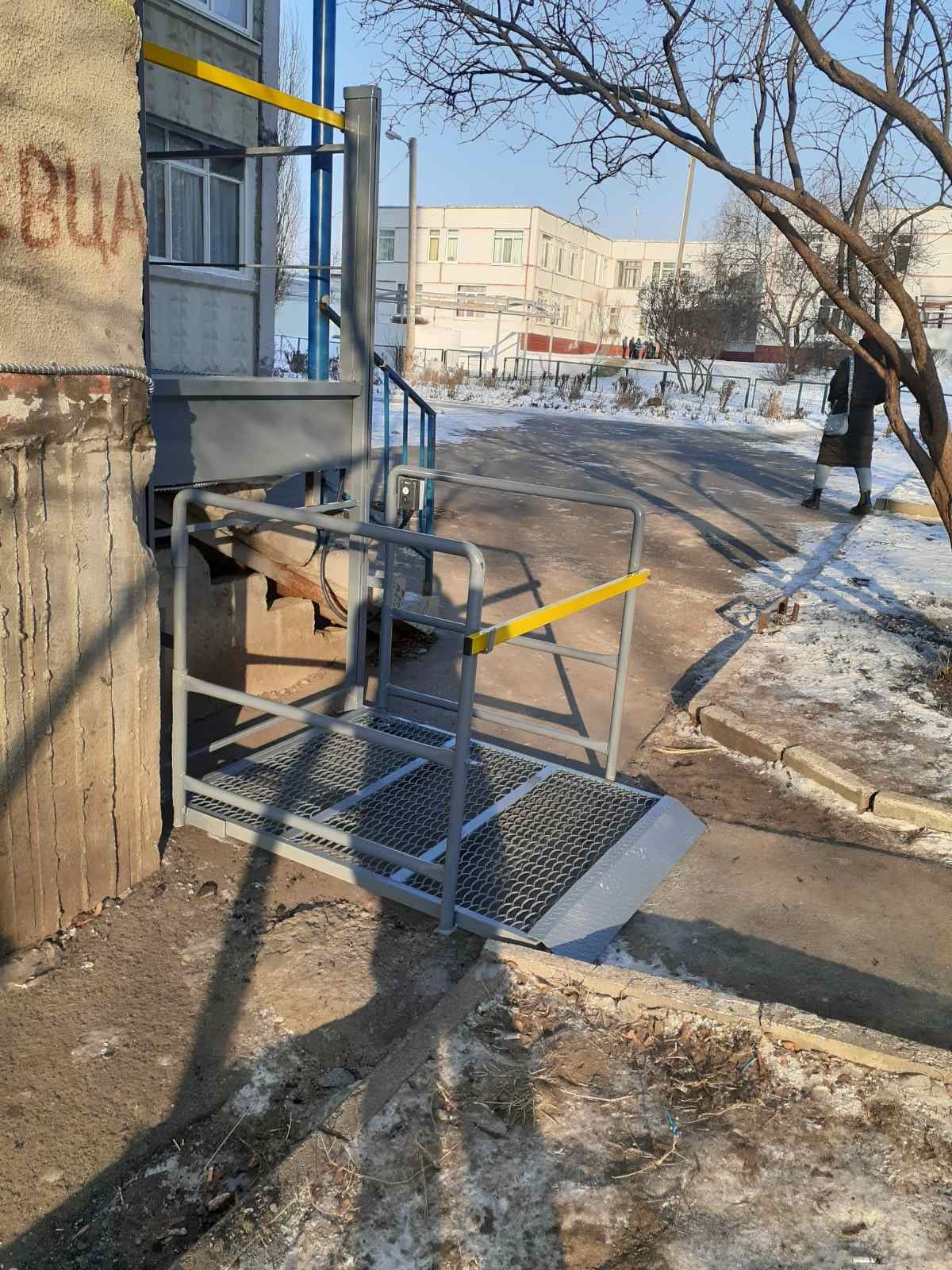Как в лифте: в харьковской многоэтажке впервые установили автоматизированный пандус.