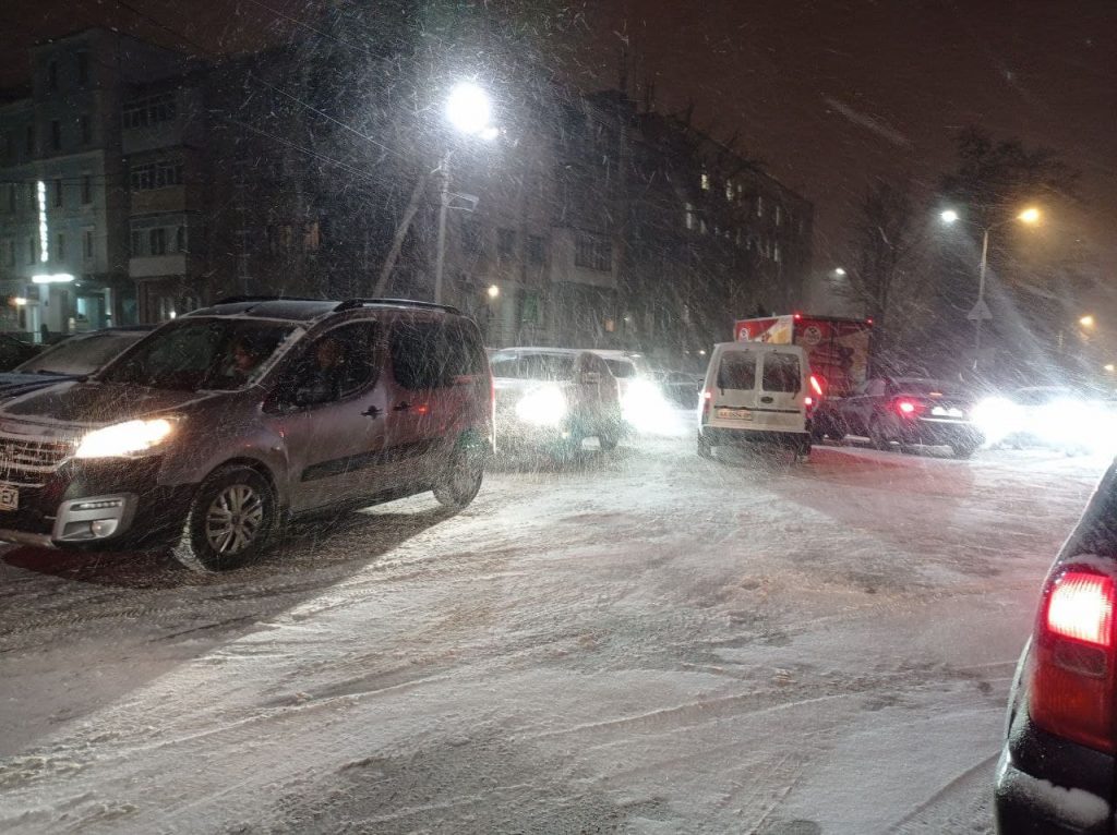 Центр в пробках: в Харькове начался снегопад, к утру ждут до 20 см снега.