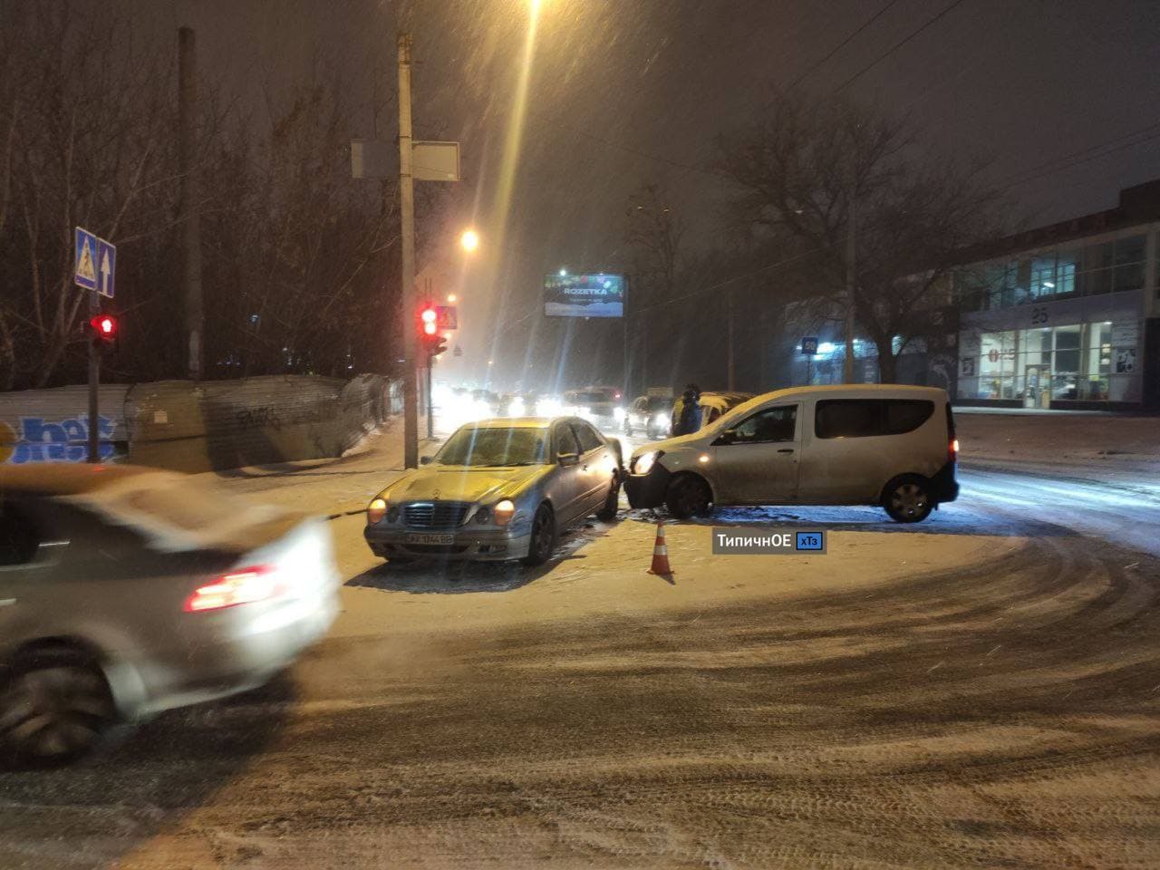 Такси по 500 гривен, застрявшие скорые и очереди в метро: как Харьков пережил сильный снегопад фото 2 1