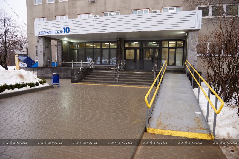 Електронні табло та термінали для запису: у Харкові ремонтують поліклініки.