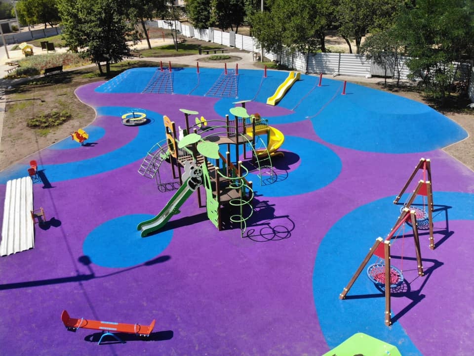 Футбольное поле, аттракционы и тренажеры: на Жасминовом бульваре готовят к открытию мини-парк фото 2 1