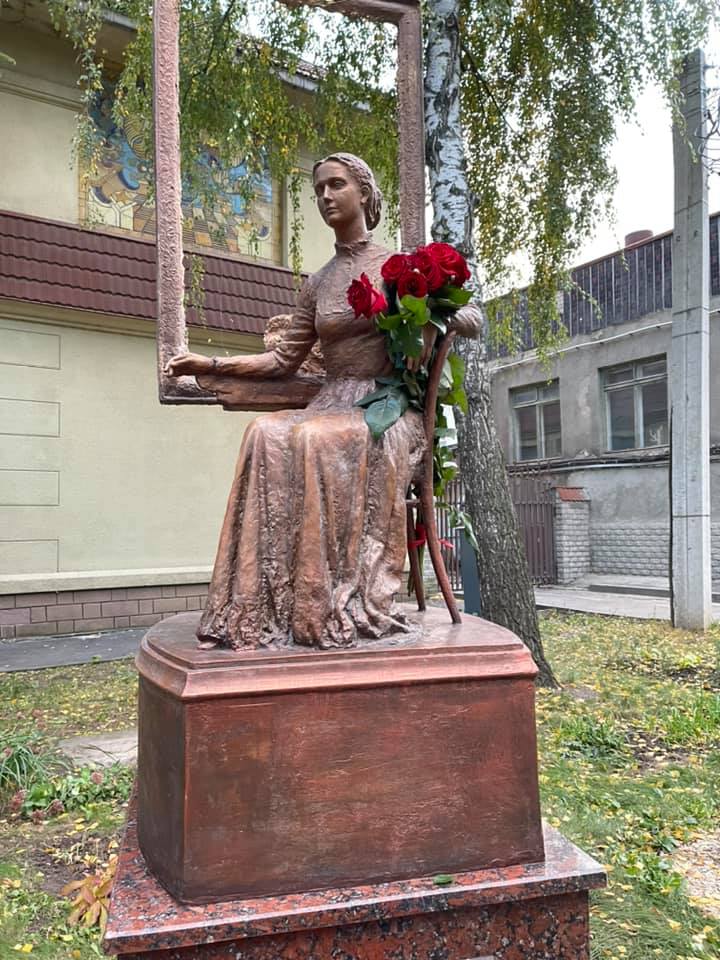 К 100-летию академии дизайна и искусств: в центре Харькова установили памятник художнице фото 1
