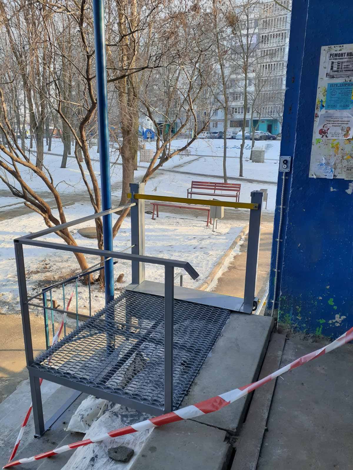 Как в лифте: в харьковской многоэтажке впервые установили автоматизированный пандус.