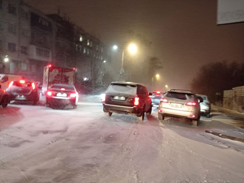 Центр в пробках: в Харькове начался снегопад, к утру ждут до 20 см снега.