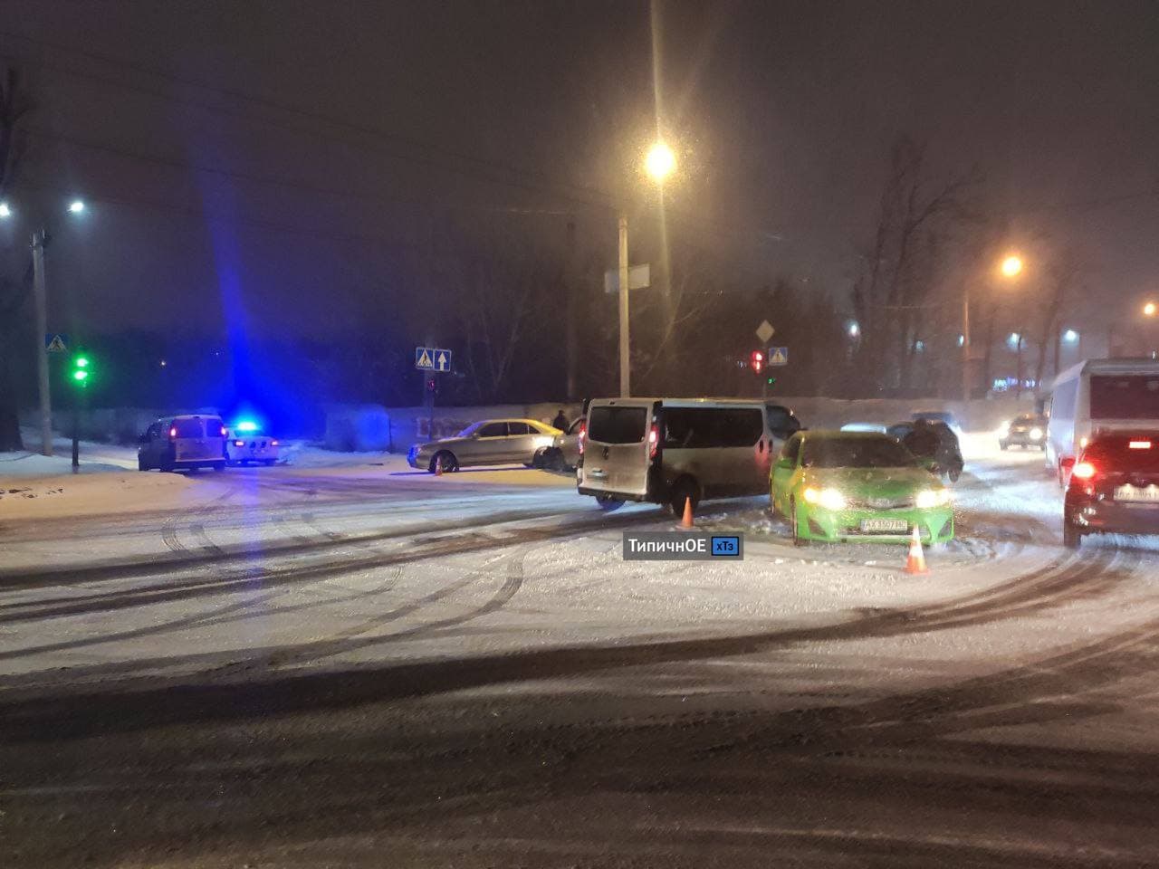 Такси по 500 гривен, застрявшие скорые и очереди в метро: как Харьков пережил сильный снегопад фото 3 2