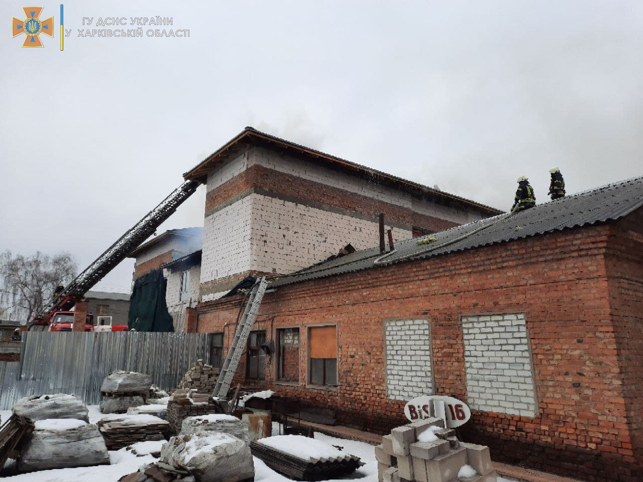 У Харкові — пожежа у виробничій будівлі.