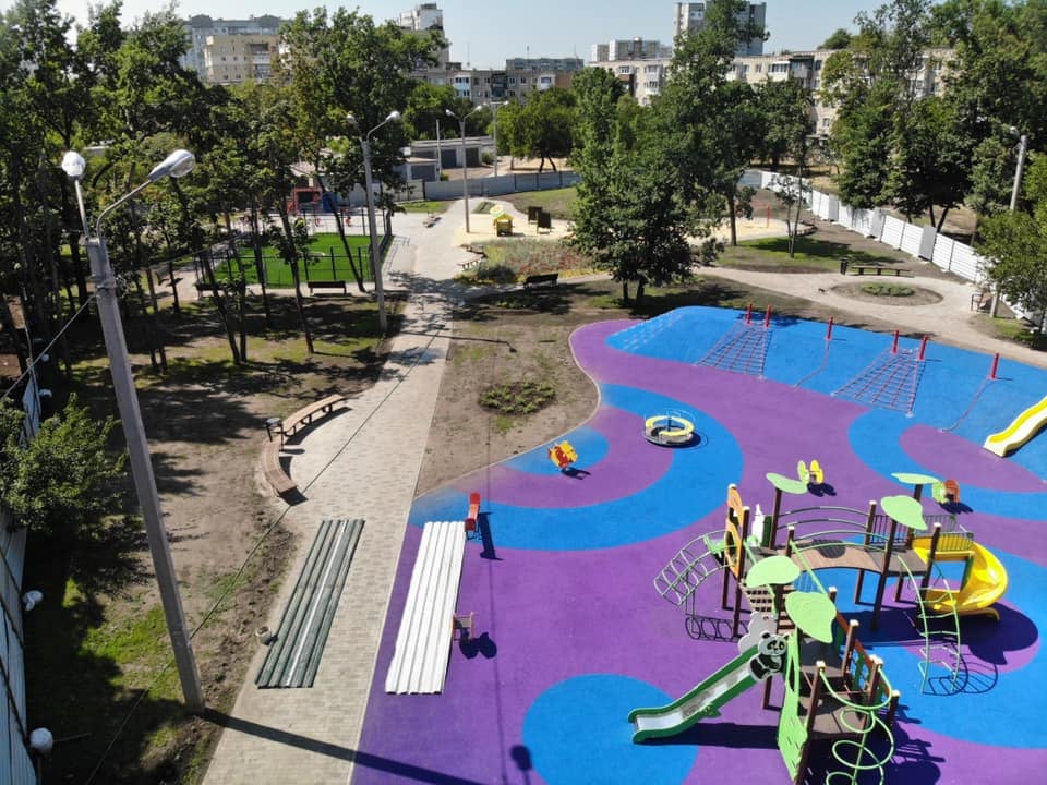 Футбольное поле, аттракционы и тренажеры: на Жасминовом бульваре готовят к открытию мини-парк фото 3 2