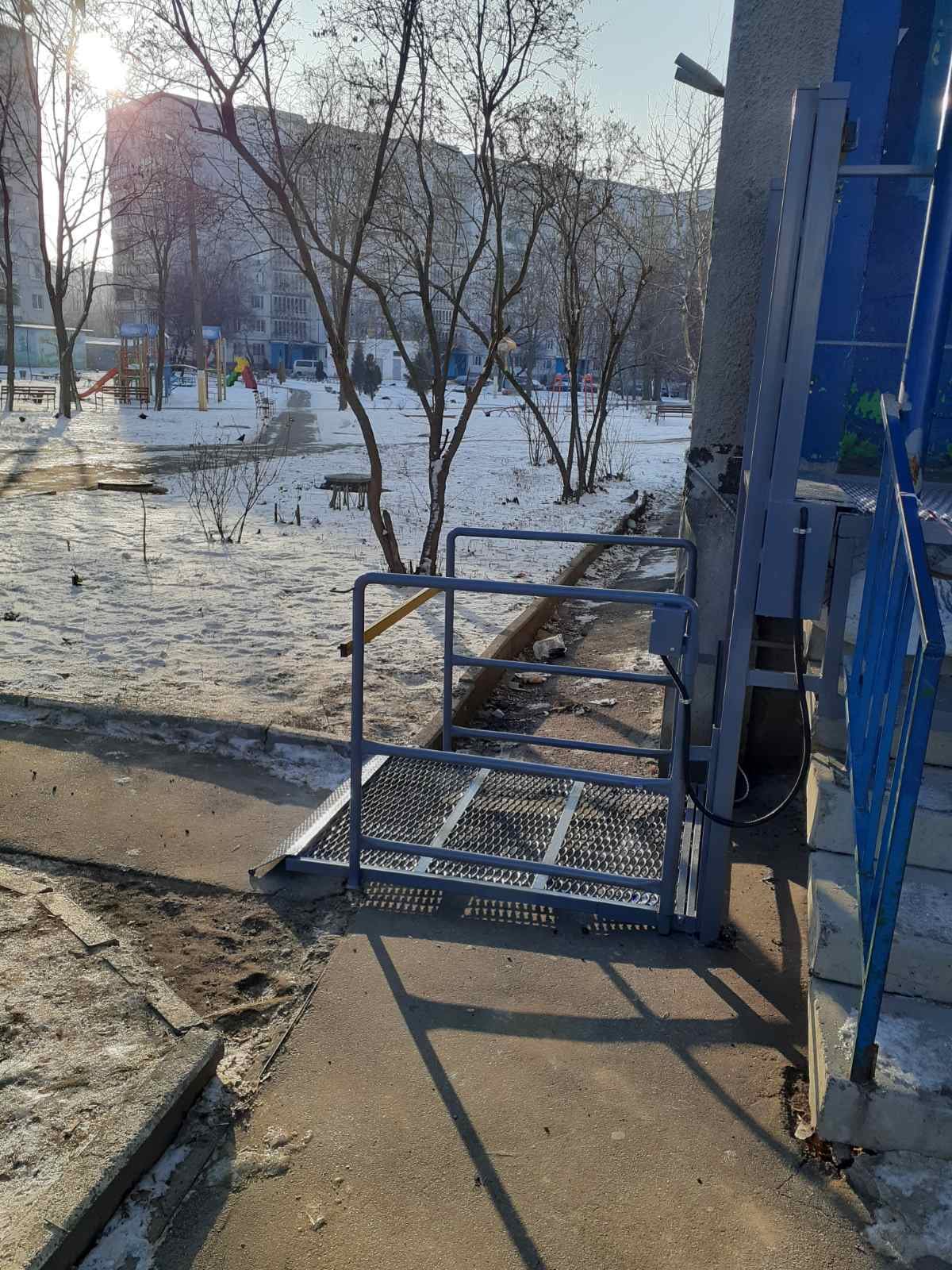 Как в лифте: в харьковской многоэтажке впервые установили автоматизированный пандус.