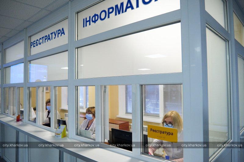 Електронні табло та термінали для запису: у Харкові ремонтують поліклініки.