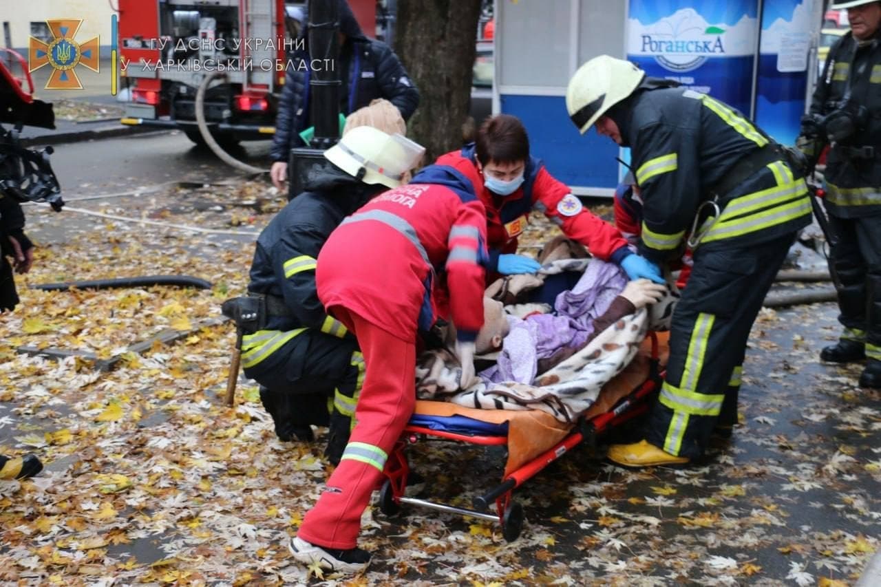 Вынесли на руках ребенка и собаку: из горящего дома в центре Харькова спасли 6 человек фото 3 2