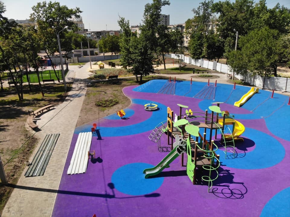 Футбольное поле, аттракционы и тренажеры: на Жасминовом бульваре готовят к открытию мини-парк фото 1