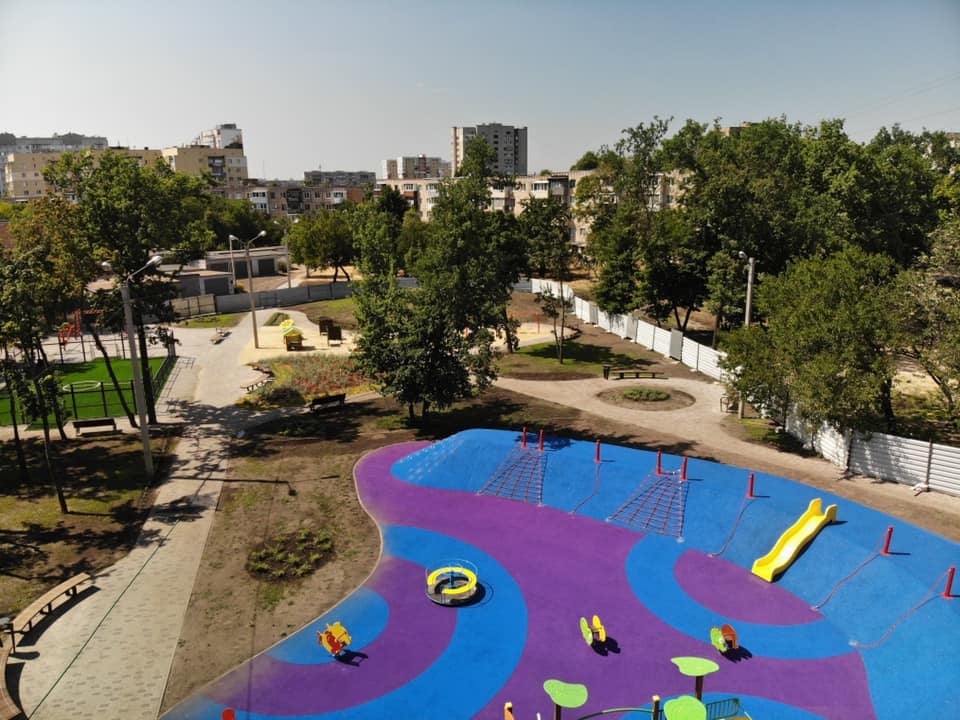 Футбольное поле, аттракционы и тренажеры: на Жасминовом бульваре готовят к открытию мини-парк фото 4 3