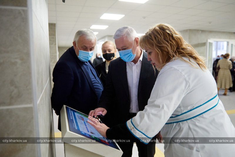 Електронні табло та термінали для запису: у Харкові ремонтують поліклініки.