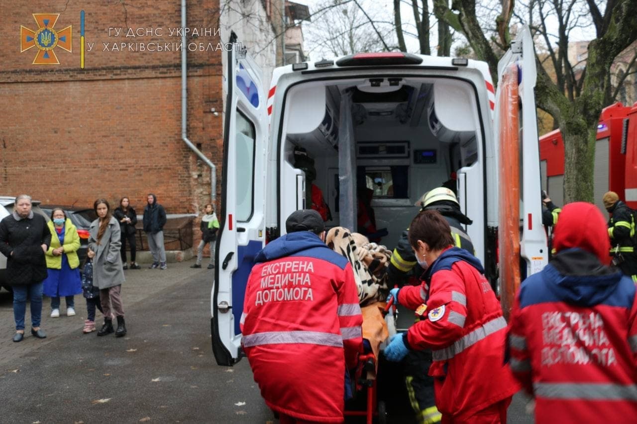 Вынесли на руках ребенка и собаку: из горящего дома в центре Харькова спасли 6 человек фото 4 3
