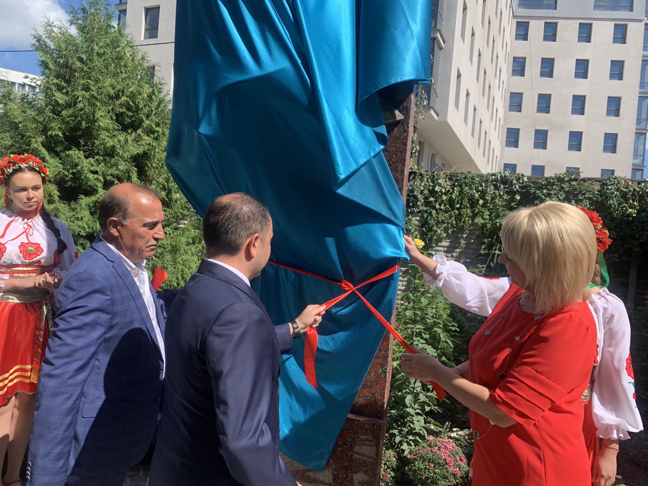 Из бронзы и с таблеткой: в Харькове установили памятник крысе фото 1