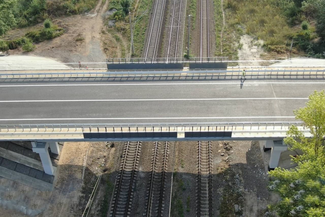 После капремонта: Песочинский мост открыли для движения транспорта фото 1