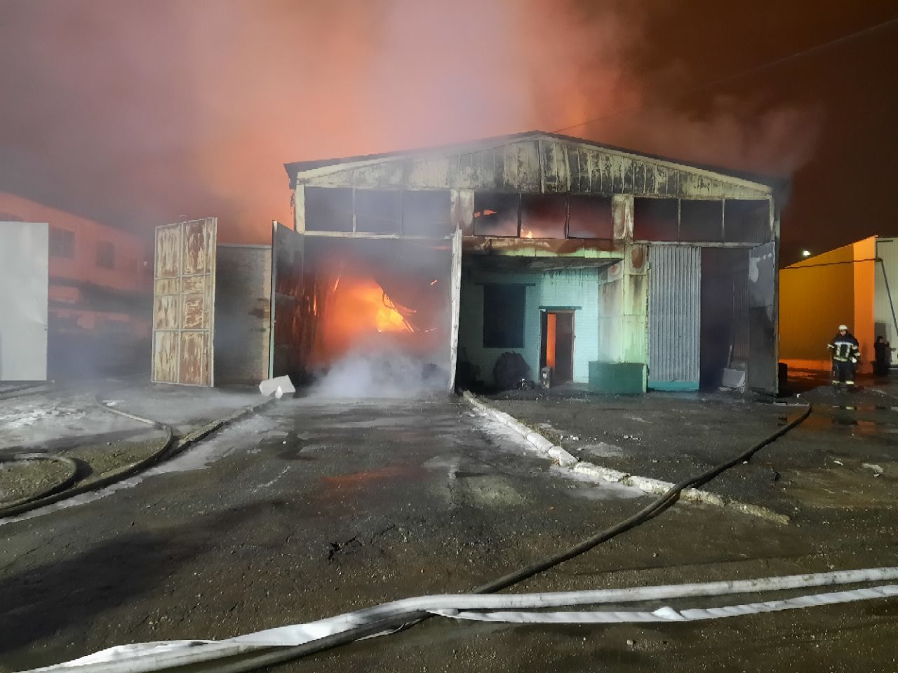 Тушили 13 часов: в Холодногорском районе горел склад пластиковых изделий фото 2 1