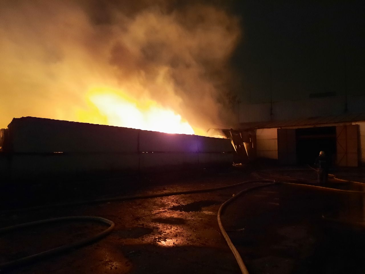 Тушили 13 часов: в Холодногорском районе горел склад пластиковых изделий фото 1