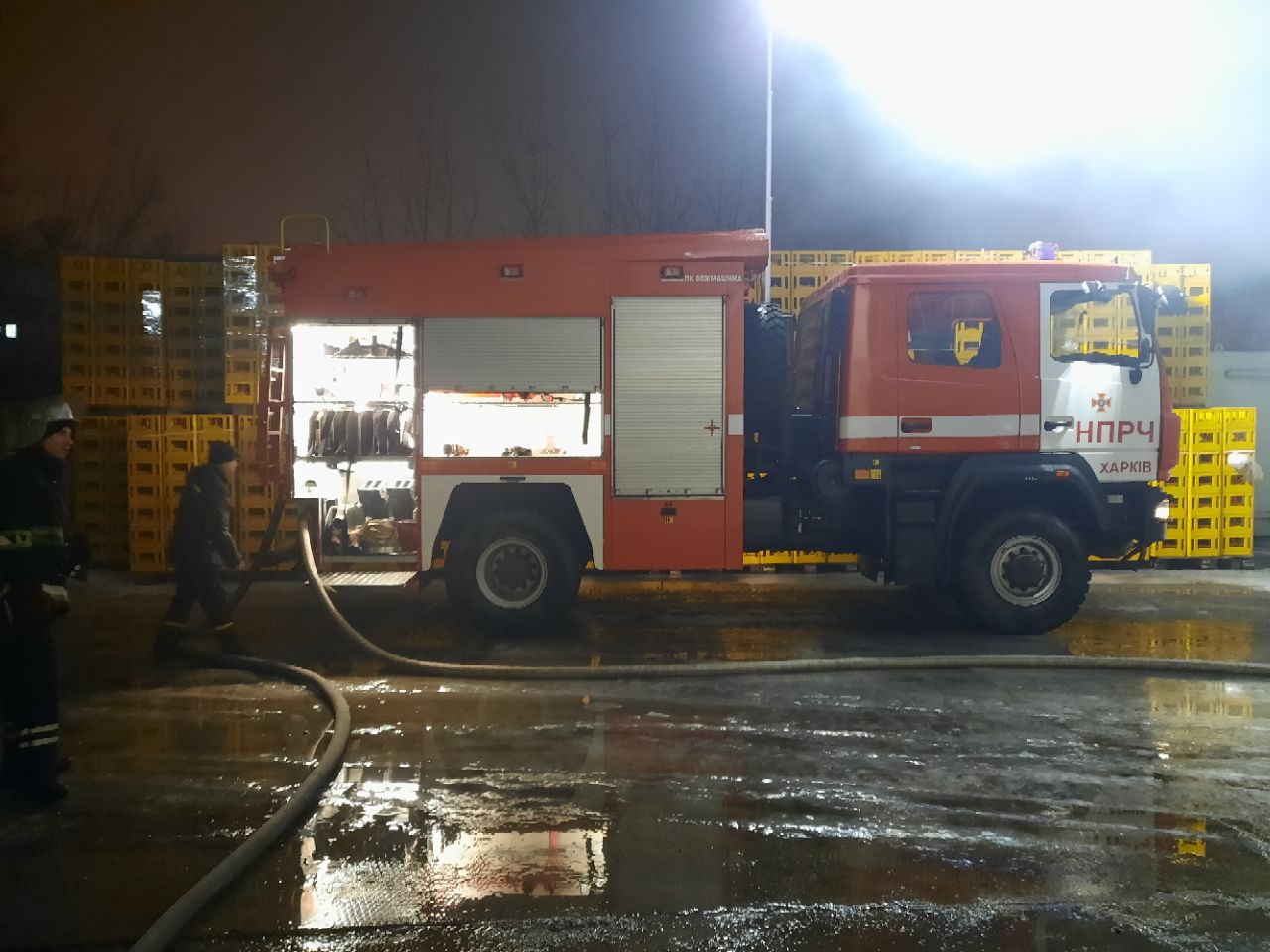 Тушили 13 часов: в Холодногорском районе горел склад пластиковых изделий фото 4 3