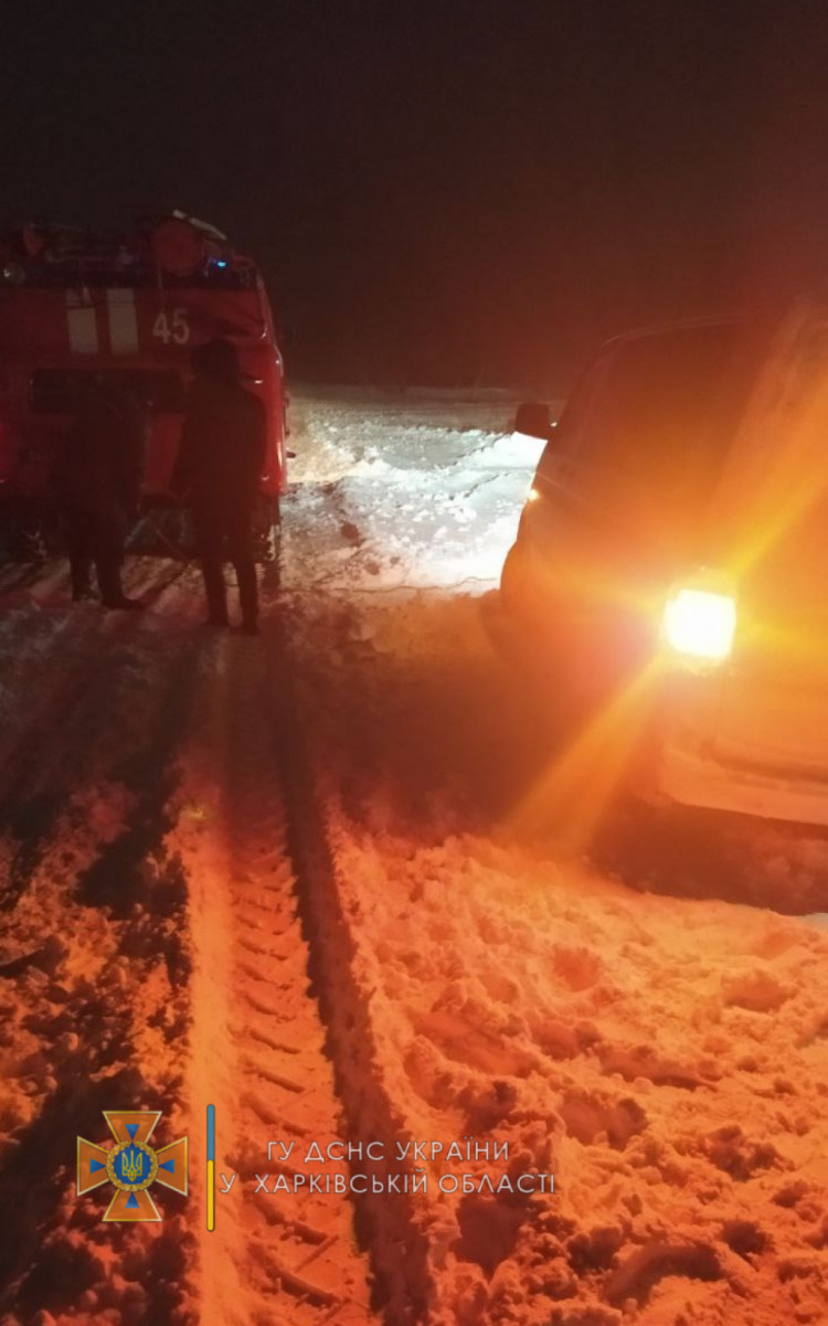 Такси по 500 гривен, застрявшие скорые и очереди в метро: как Харьков пережил сильный снегопад фото 7 6