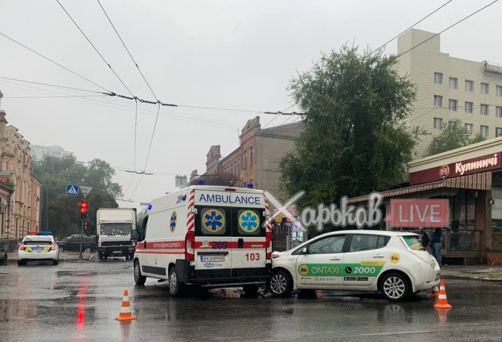 "Везла пациентку в больницу": в Харькове столкнулись "скорая" и такси фото 1