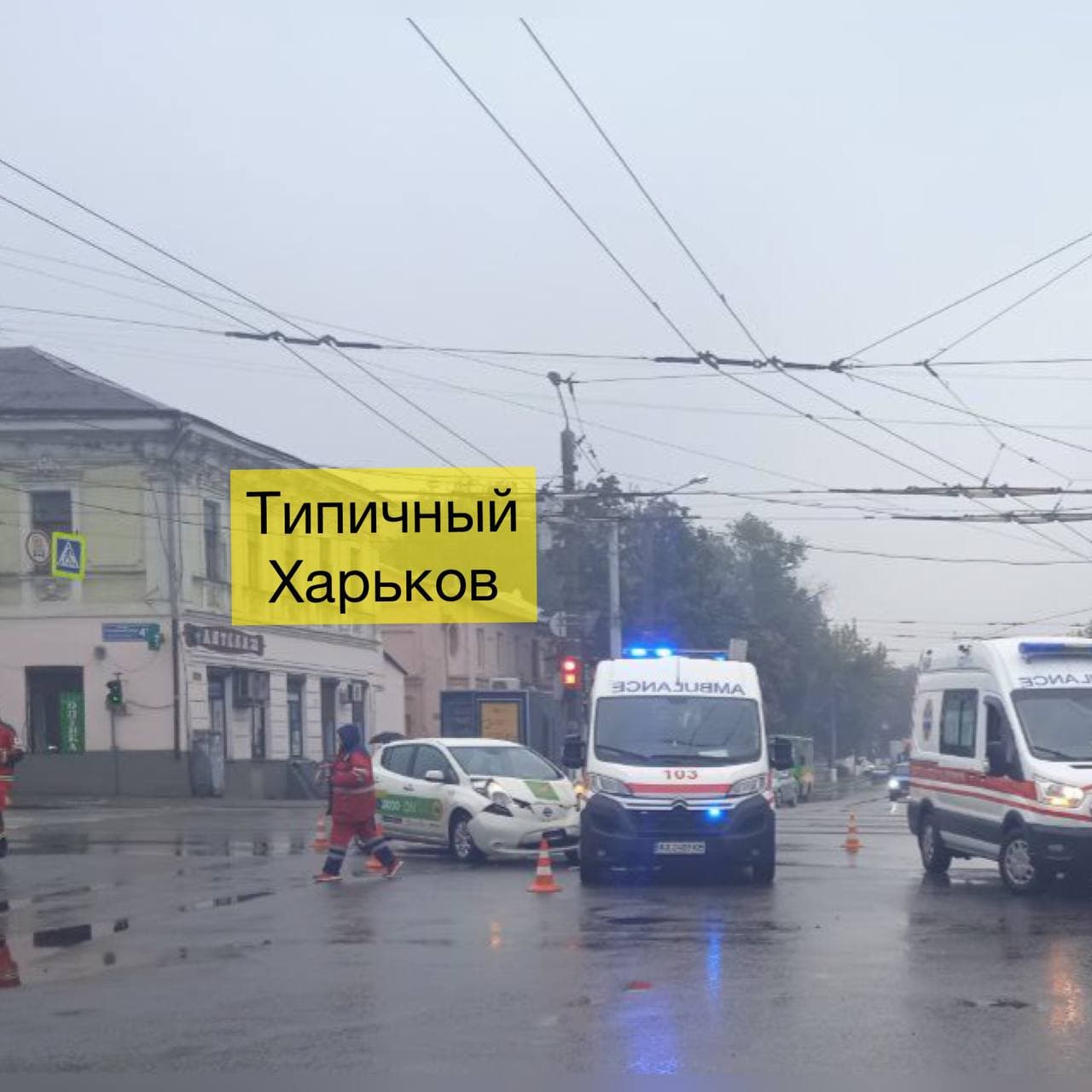 "Везла пациентку в больницу": в Харькове столкнулись "скорая" и такси фото 2 1