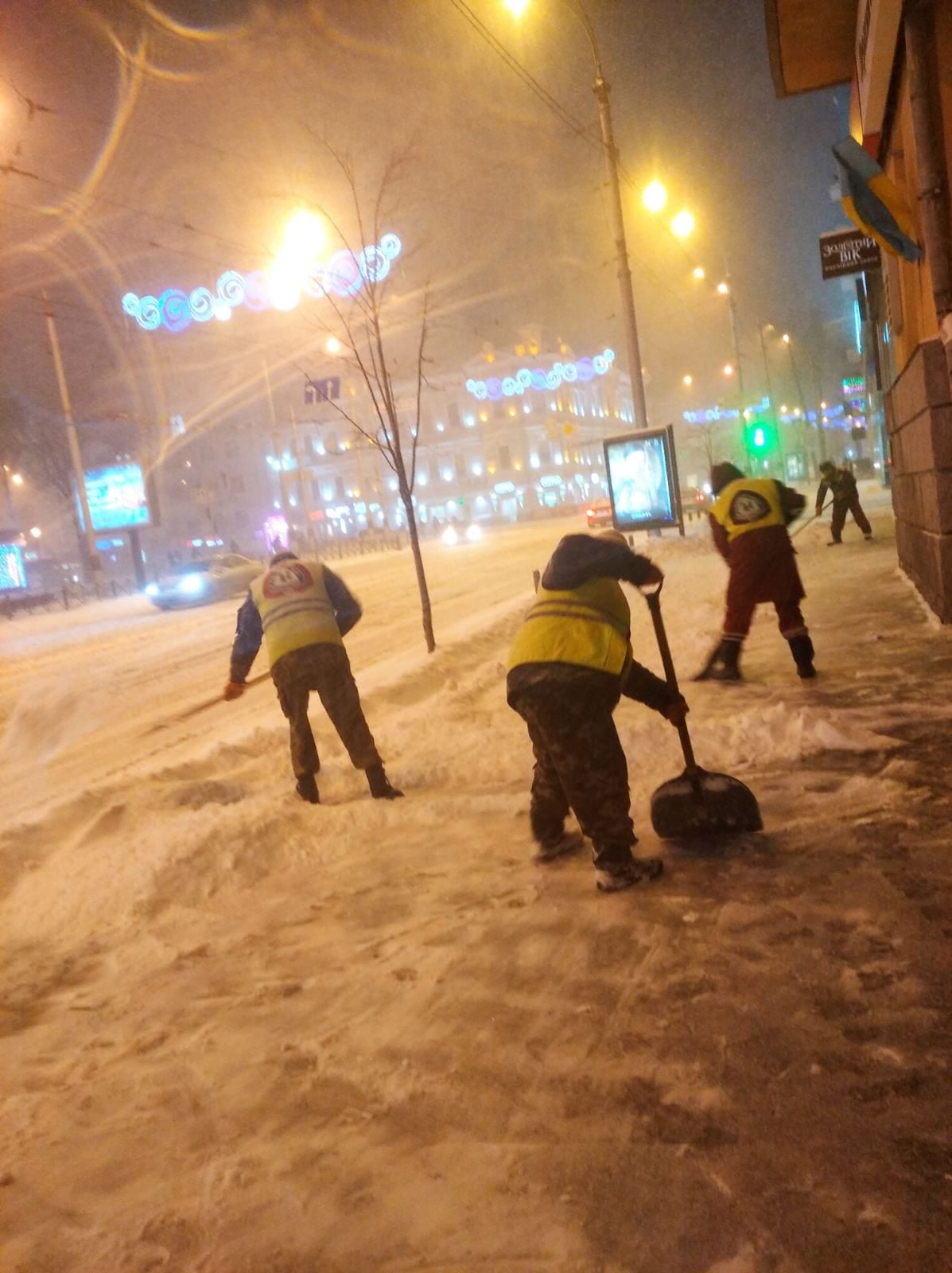 Такси по 500 гривен, застрявшие скорые и очереди в метро: как Харьков пережил сильный снегопад.