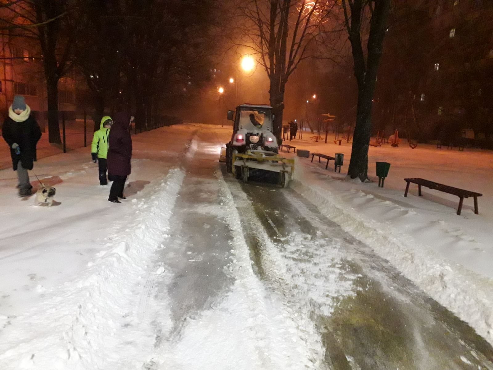 Такси по 500 гривен, застрявшие скорые и очереди в метро: как Харьков пережил сильный снегопад.