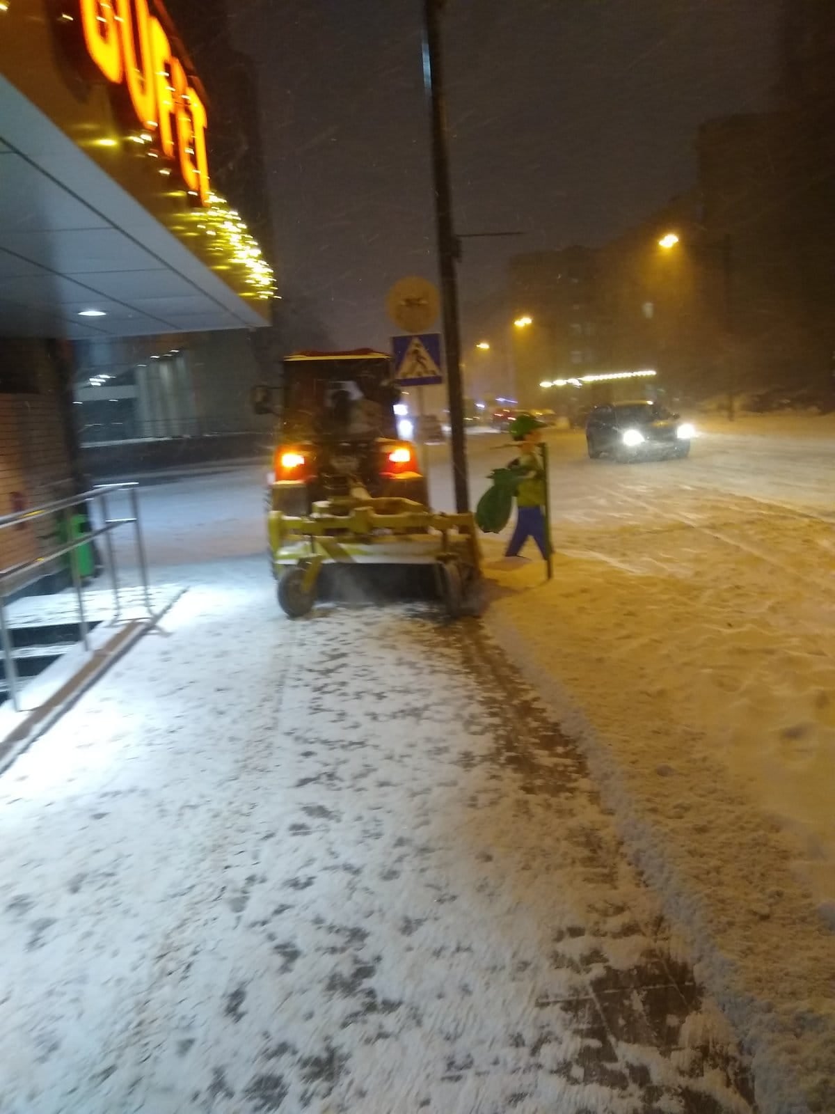 Такси по 500 гривен, застрявшие скорые и очереди в метро: как Харьков пережил сильный снегопад.