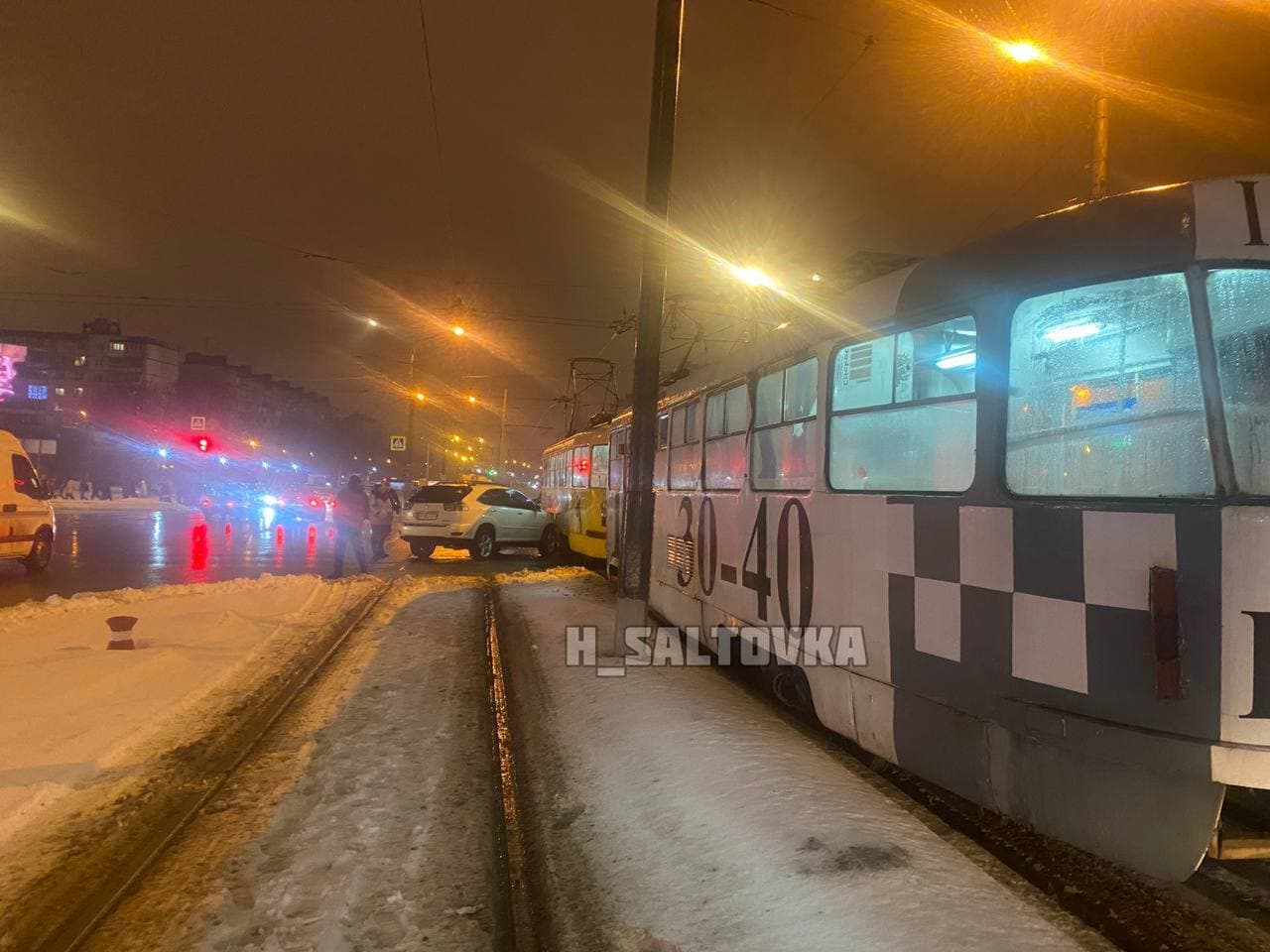 В Харькове девушка на lexus протаранила трамвай.