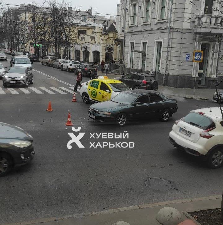 В Харькове автомобиль такси влетел в легковушку.