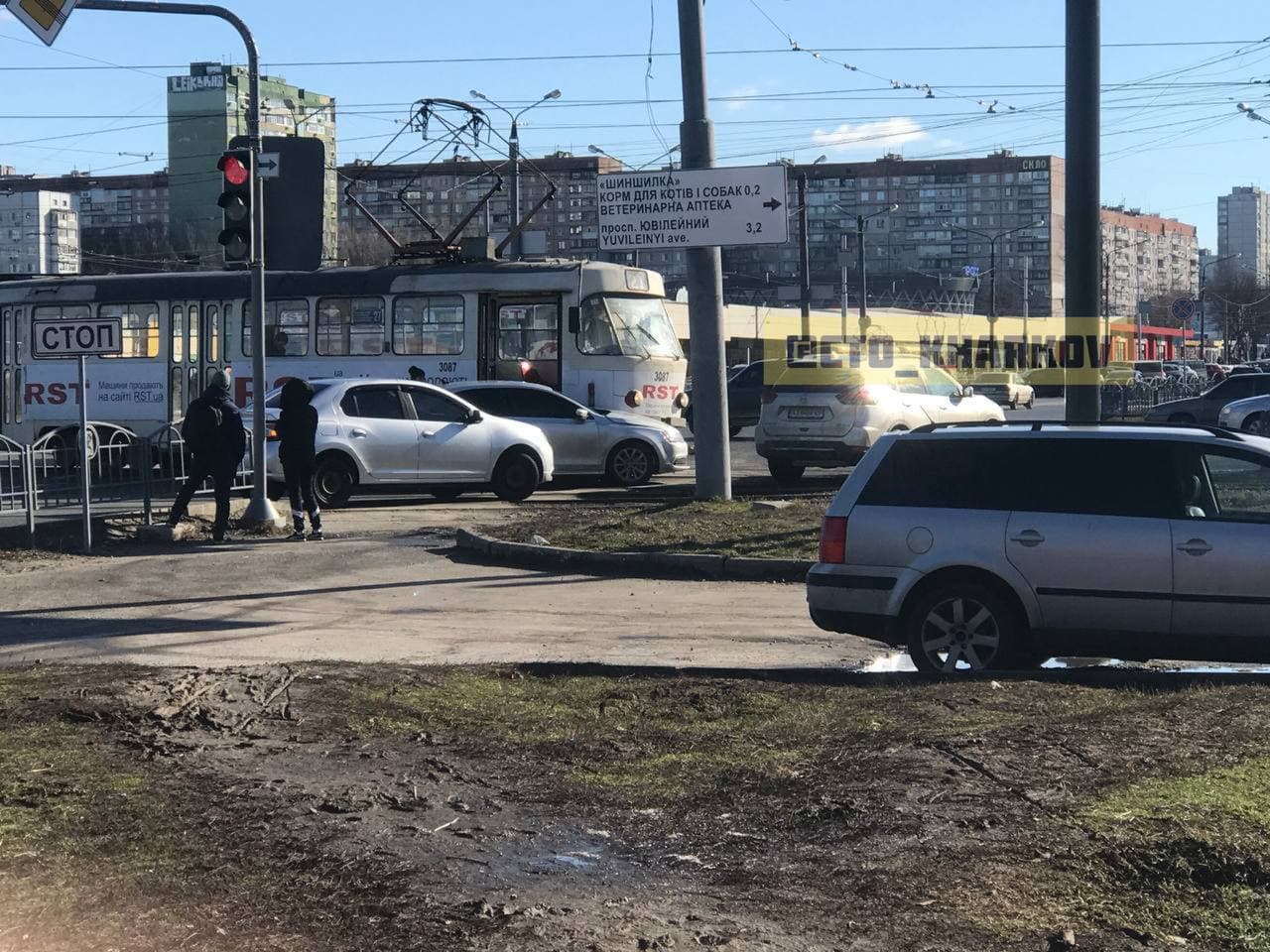 На Героев Труда трамвай врезался в автомобиль.