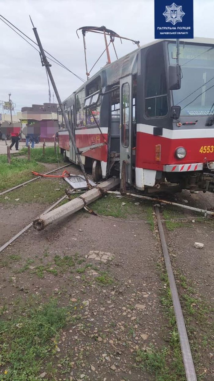Пострадала пассажирка: на Салтовке трамвай протаранил столб фото 1