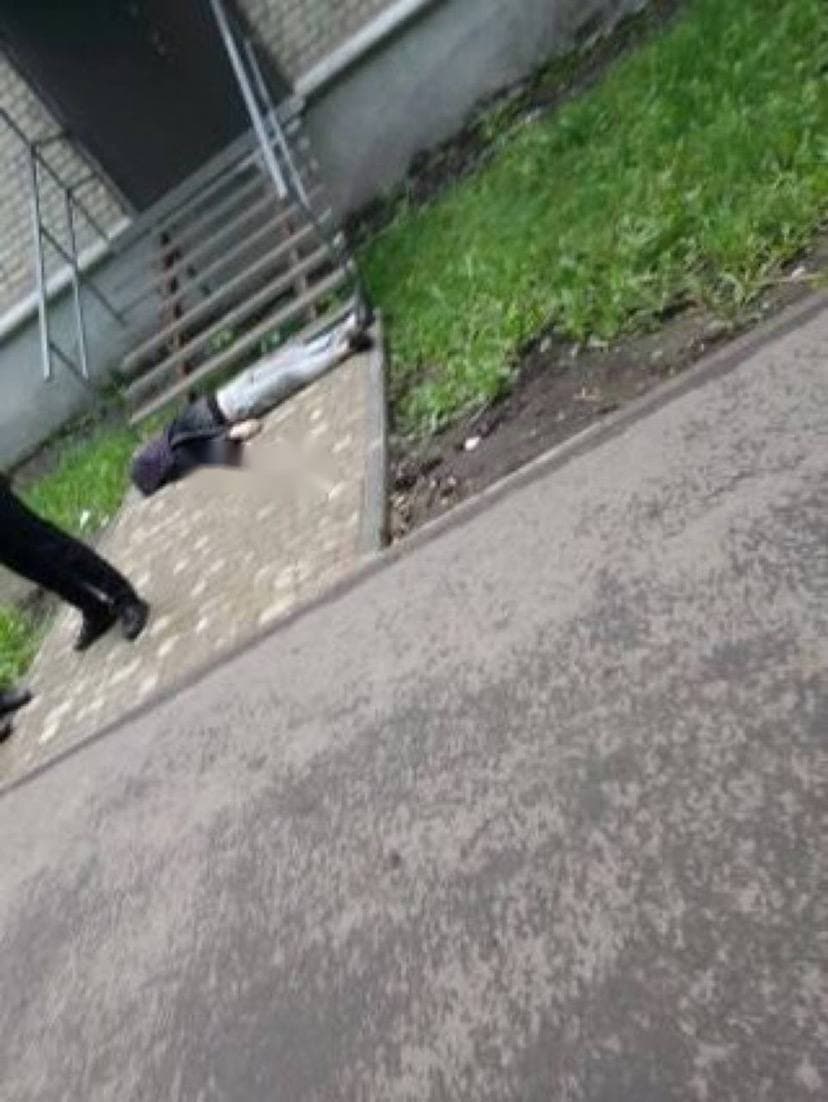 Посреди улицы: на Новых Домах нашли труп мужчины фото 1