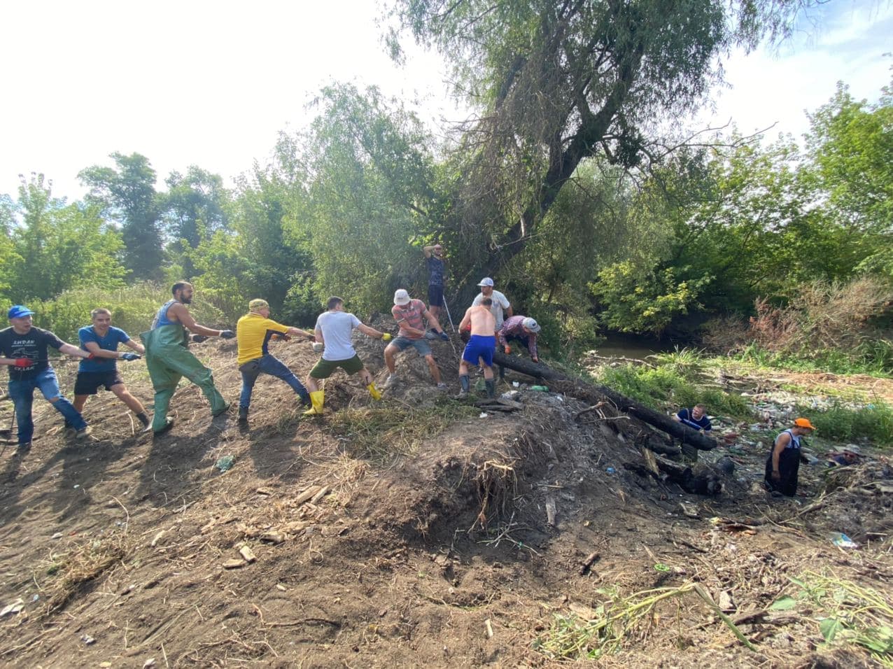 15 мусорных островов: экоактивисты расчистили реку Уды фото 2 1